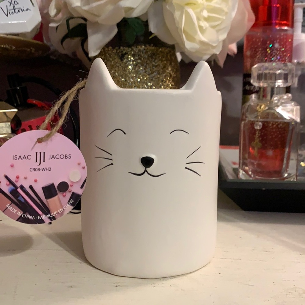 Makeup brush holder
